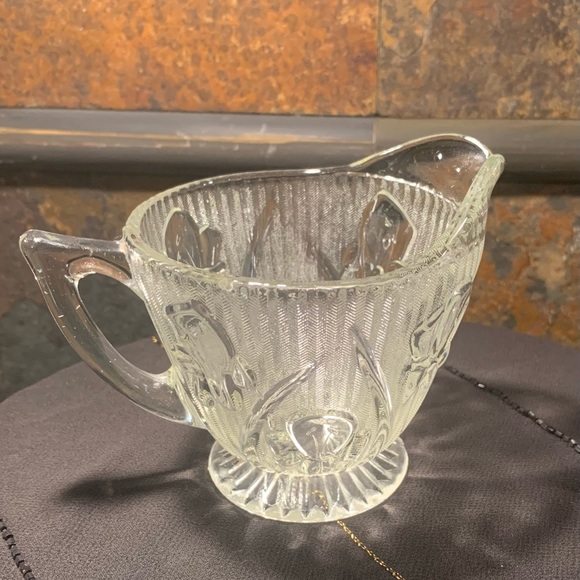 Lovely vintage clear depression glass creamer Jeanette Iris Herringbone Pattern - Picture 3 of 9